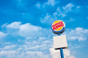 Campanhas de marketing - A ousadia do Rei: Burger King distribuindo Big Mac?