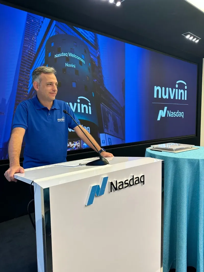 Diego Carmona no pódio da Nasdaq